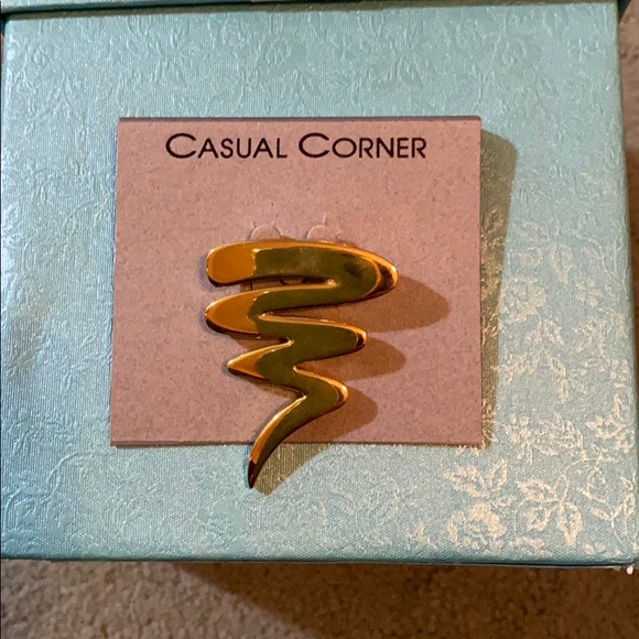 Casual Corner fashionable Pin (brand new) - Picture 1 of 1